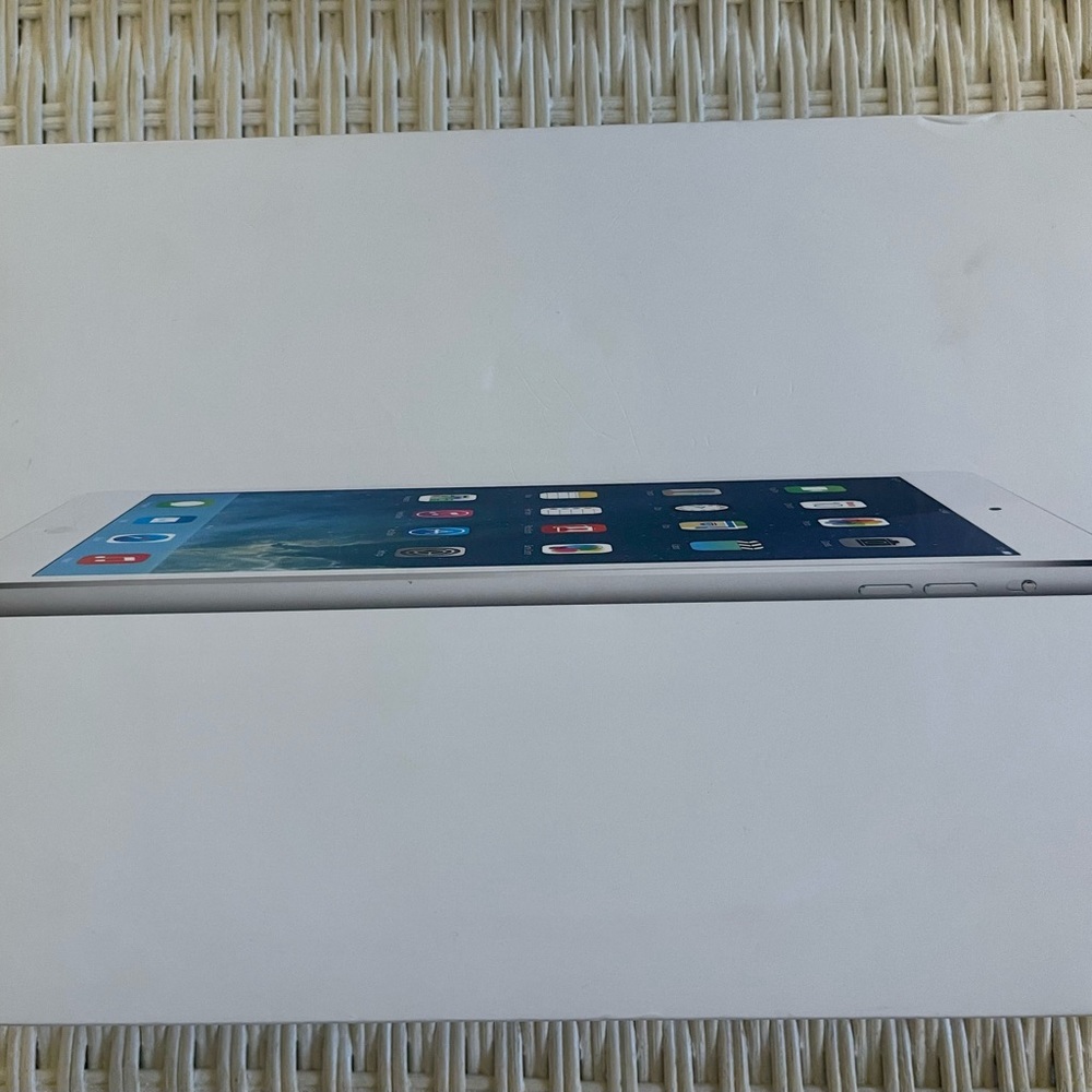 Apple®️ iPad Air, White/Silver